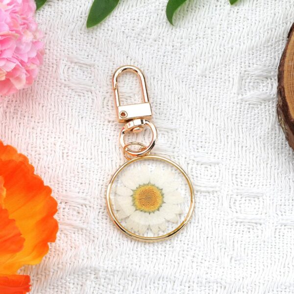 Dried Pressed Flower Keychain,Handmade Floral Resin Keychain,Daisy Flower Gifts for Mom Sister Bestie Friends - Image 2